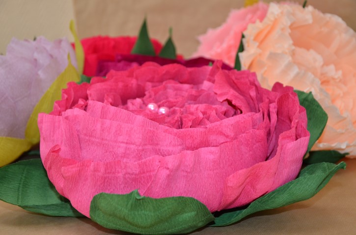 Как сделать цветок из креповой бумаги своими руками?